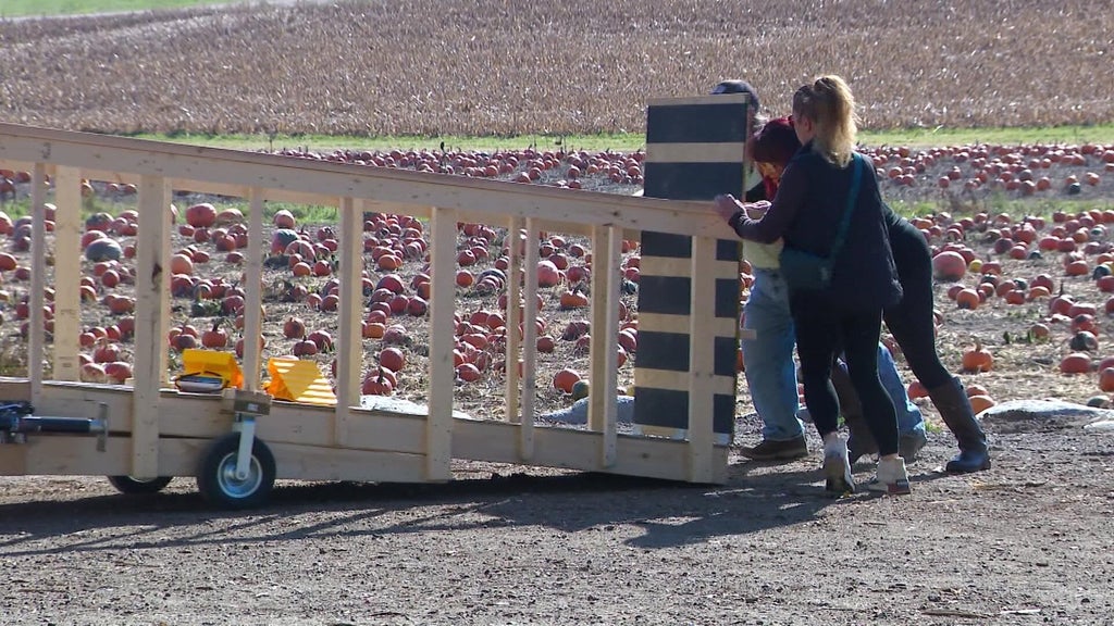 Farmington farm installs ramp to make hayride accessible to people who use wheelchairs — WCCO — Gopher, Riverview Sports news