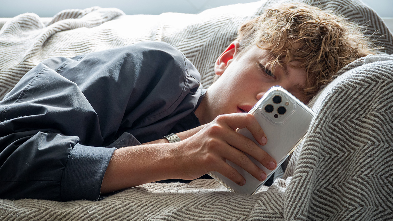 Here's how much sleep doomscrolling is costing your kids — FOX 13 Tampa Bay News